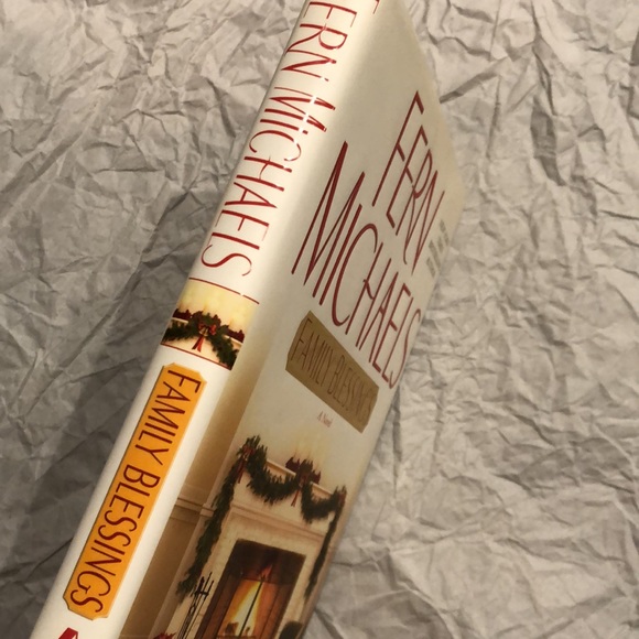 ⭐️3 for $15⭐️ Hardcover | Family Blessings by Fern Michaels - Picture 3 of 5